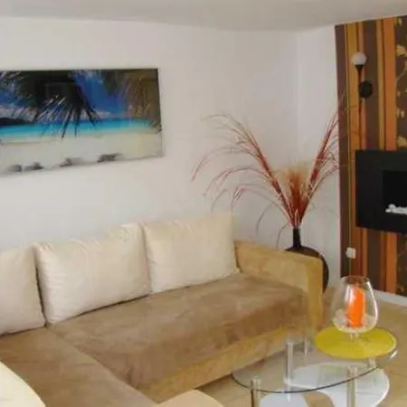 Reetgedecktes Ferienhaus _ _haus D Dom wakacyjny